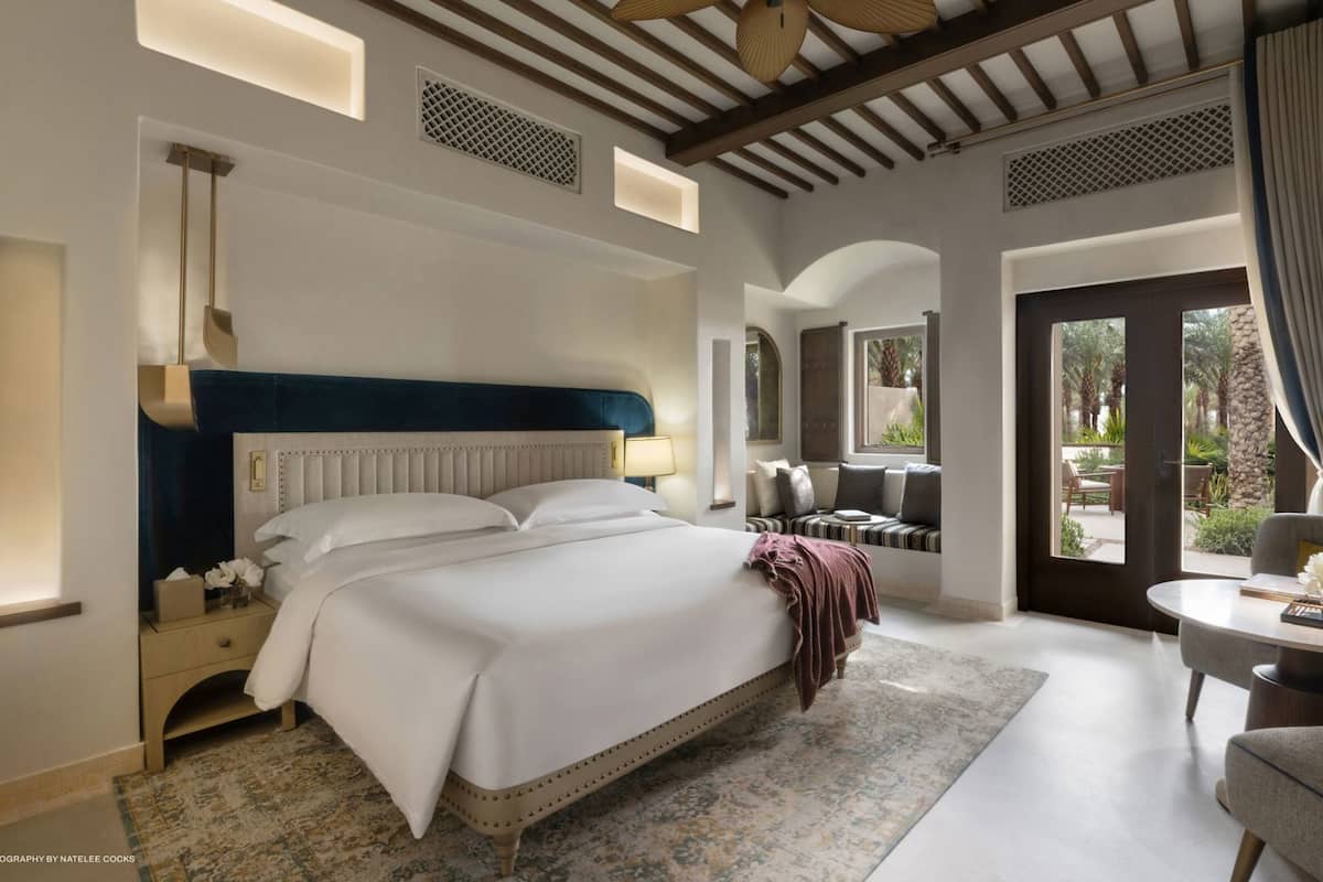 Värdeförvaringsskåp på rummet, skrivbord och arbetsyta för laptop