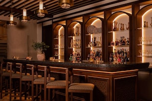 4 restaurants; breakfast, lunch, and dinner served - Bab Al Shams (Dubai)