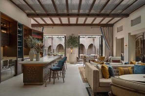4 restaurants; breakfast, lunch, and dinner served