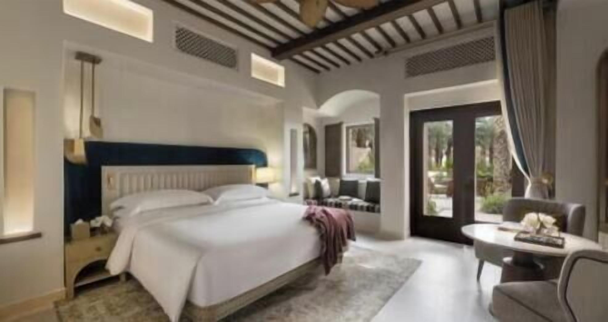 Caja de seguridad en la habitación y escritorio 