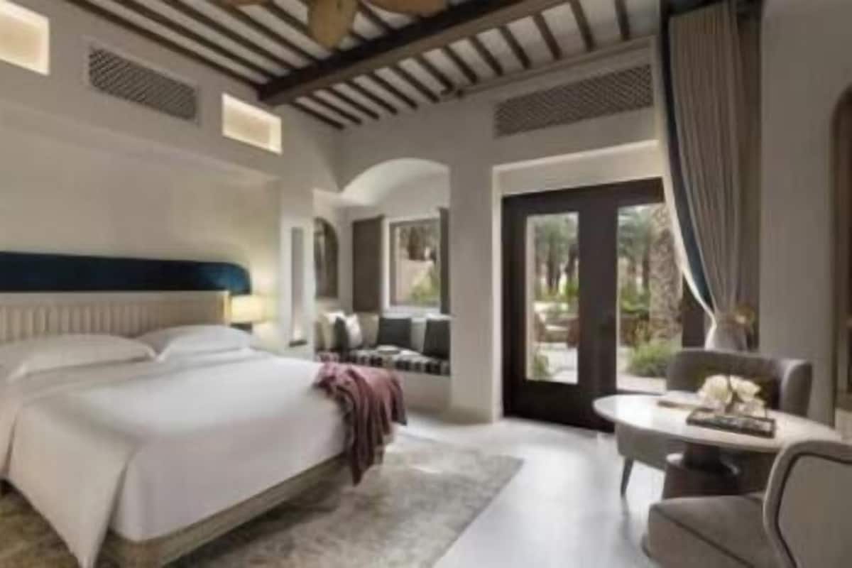 Caja de seguridad en la habitación y escritorio