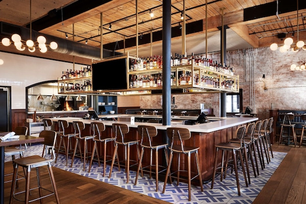 Serviert Mittagessen und Abendessen