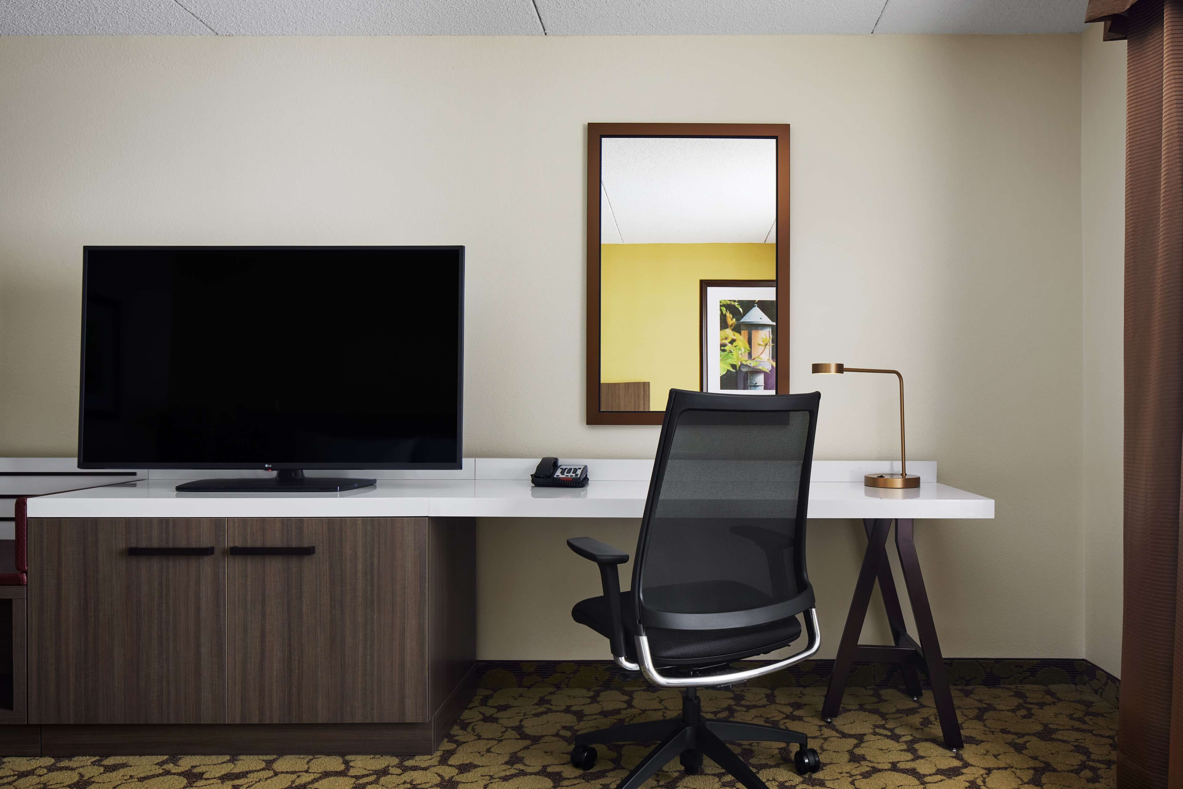 1 bedroom, premium bedding, desk, laptop workspace