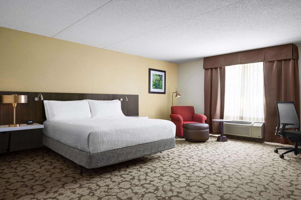 1 bedroom, premium bedding, desk, laptop workspace