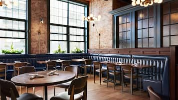 Serveert lunch en diner, Amerikaanse gerechten