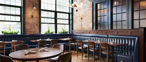 Déjeuner et dîner servis sur place, spécialités Cuisine américaine