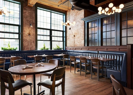 Se sirven almuerzos y cenas, cocina americana