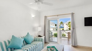 Suíte, 1 quarto, no jardim | Área de estar | TV de tela plana, DVD player