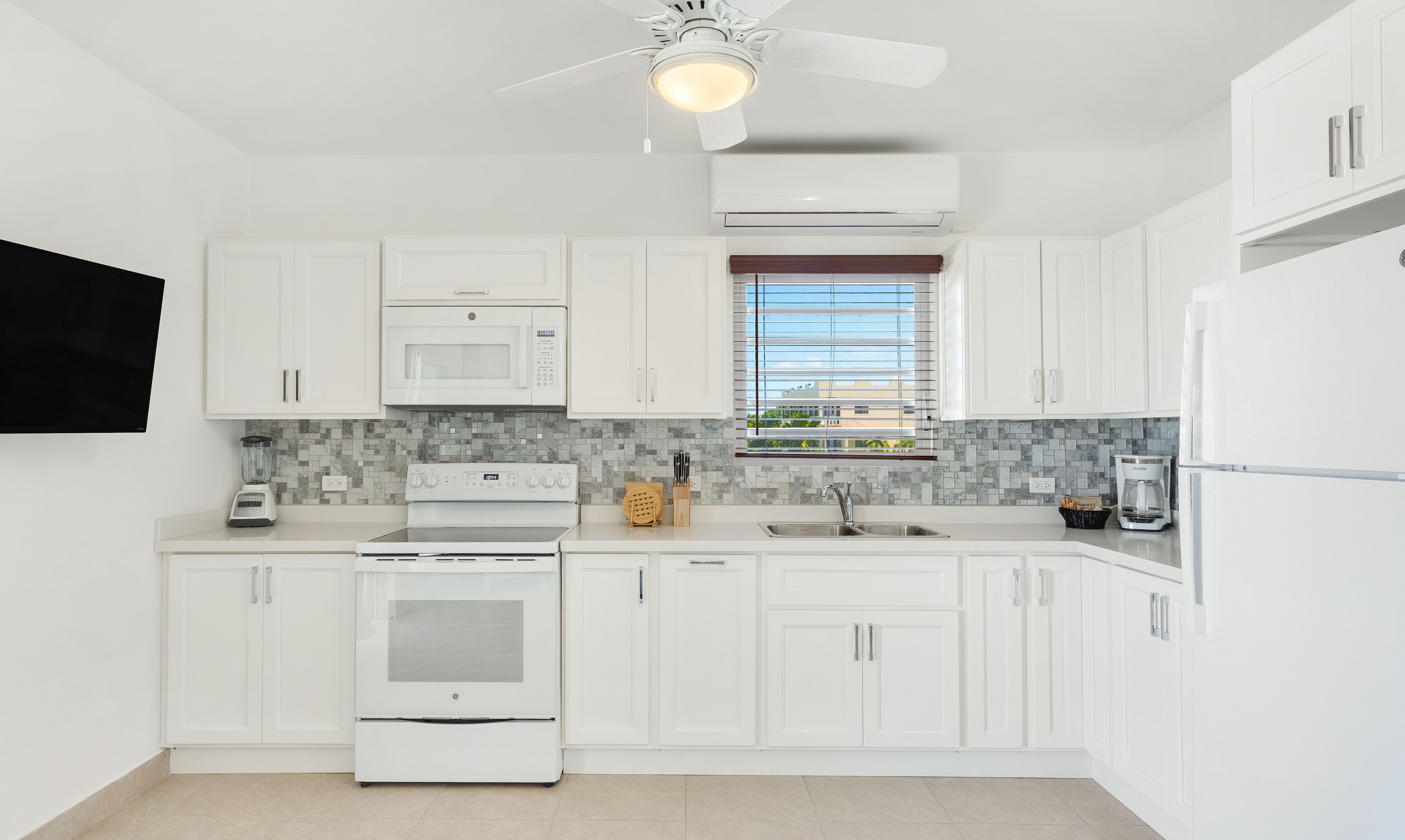 suite, 1 bedroom, garden area | private kitchen | fridge, microwave, oven, stovetop