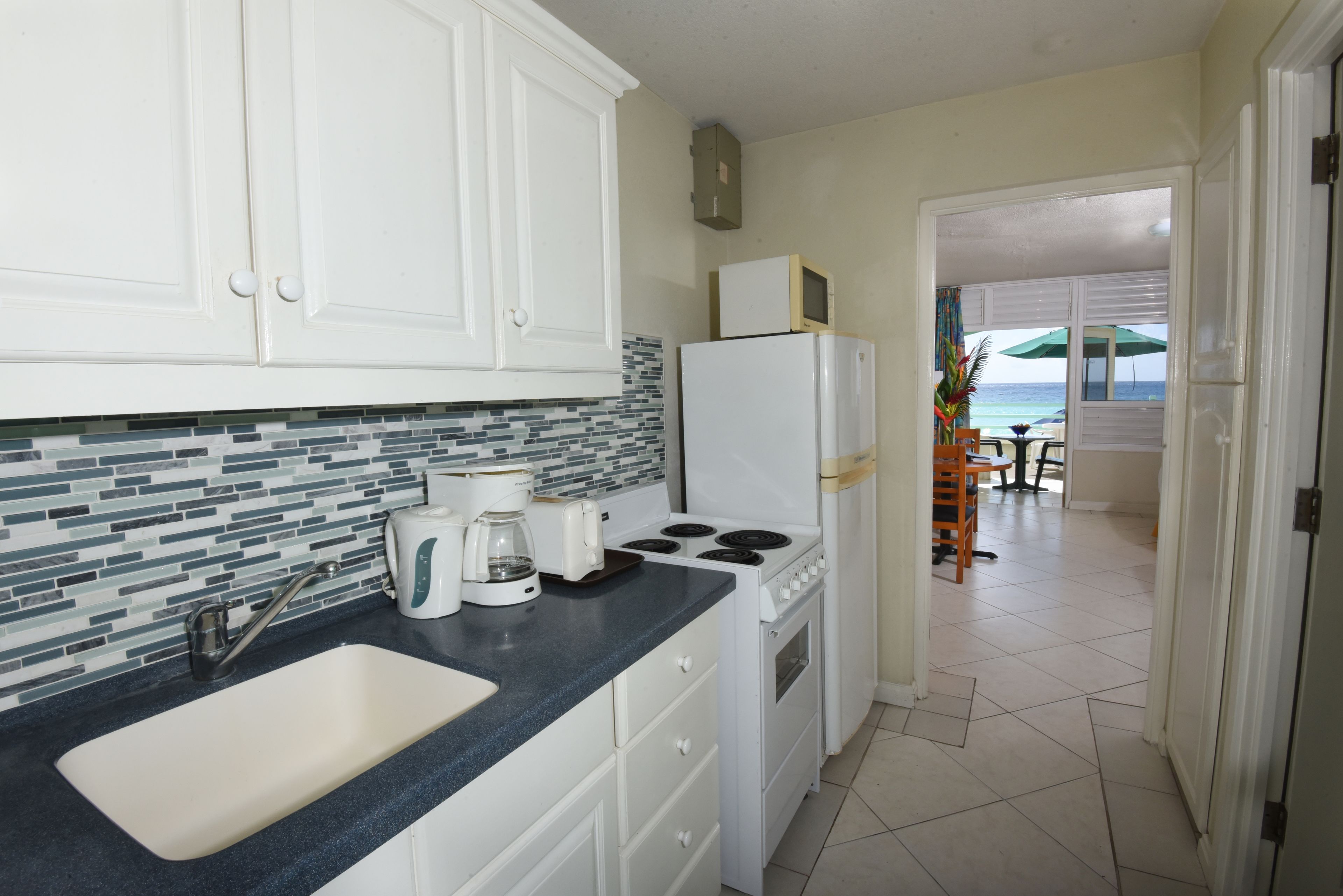 deluxe studio, beachfront | private kitchen | fridge, microwave, oven, coffee/tea maker