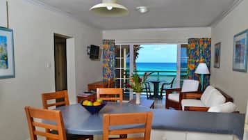 デラックス アパートメント 2 ベッドルーム 2 バスルーム ビーチフロント | リビングルーム | 32 インチのテレビ (ケーブル放送視聴可)