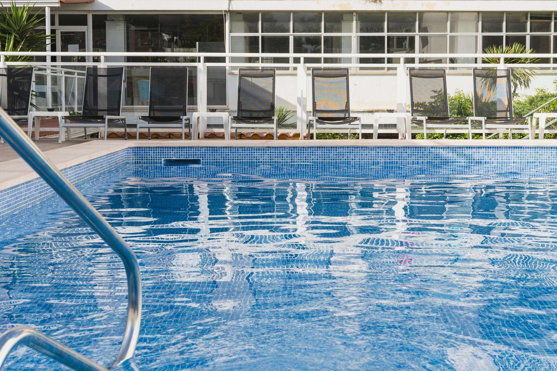 Piscina externa sazonal, espreguiçadeiras