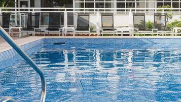 Piscina externa sazonal, espreguiçadeiras