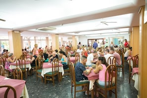 Lunch and dinner served, international cuisine