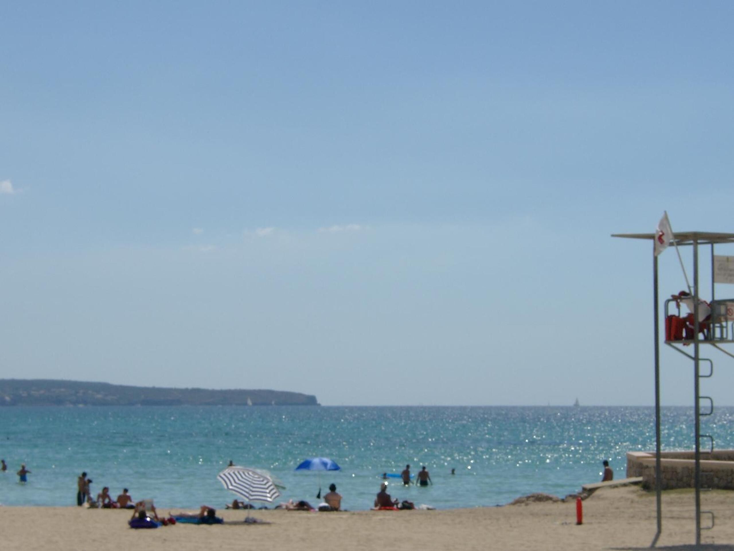 beach nearby, sun-loungers, beach umbrellas, 20 beach bars