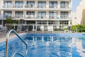 季节性开放的室外游泳池，日光浴躺椅