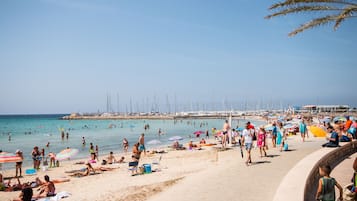 Playa en los alrededores, camastros, sombrillas y 20 bares en la playa