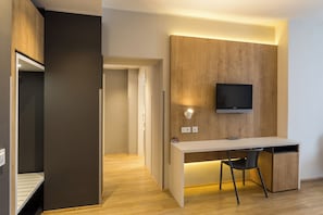 Deluxe Suite | Pillowtop beds, in-room safe, desk, laptop workspace