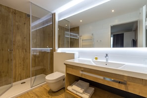 Amenidades de baño gratuitas, secadora de cabello, toallas