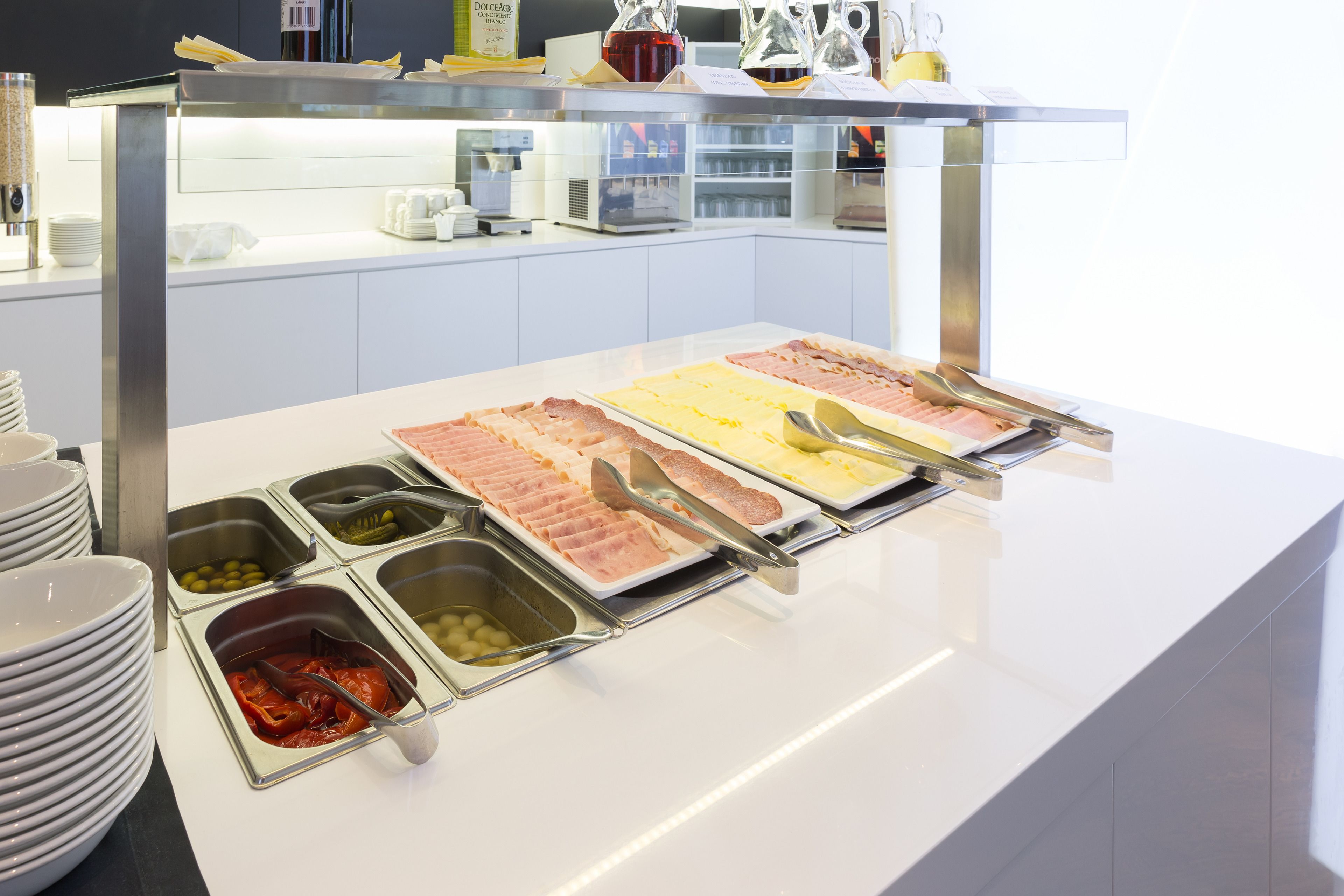 朝食、ランチ、ディナーに営業 (多国籍料理)