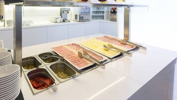 Café da manhã, almoço e jantar; culinária internacional