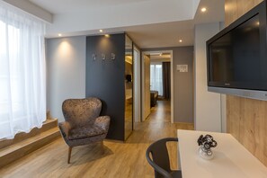 Pillowtop beds, in-room safe, desk, laptop workspace - M Hotel Ljubljana (Ljubljana)