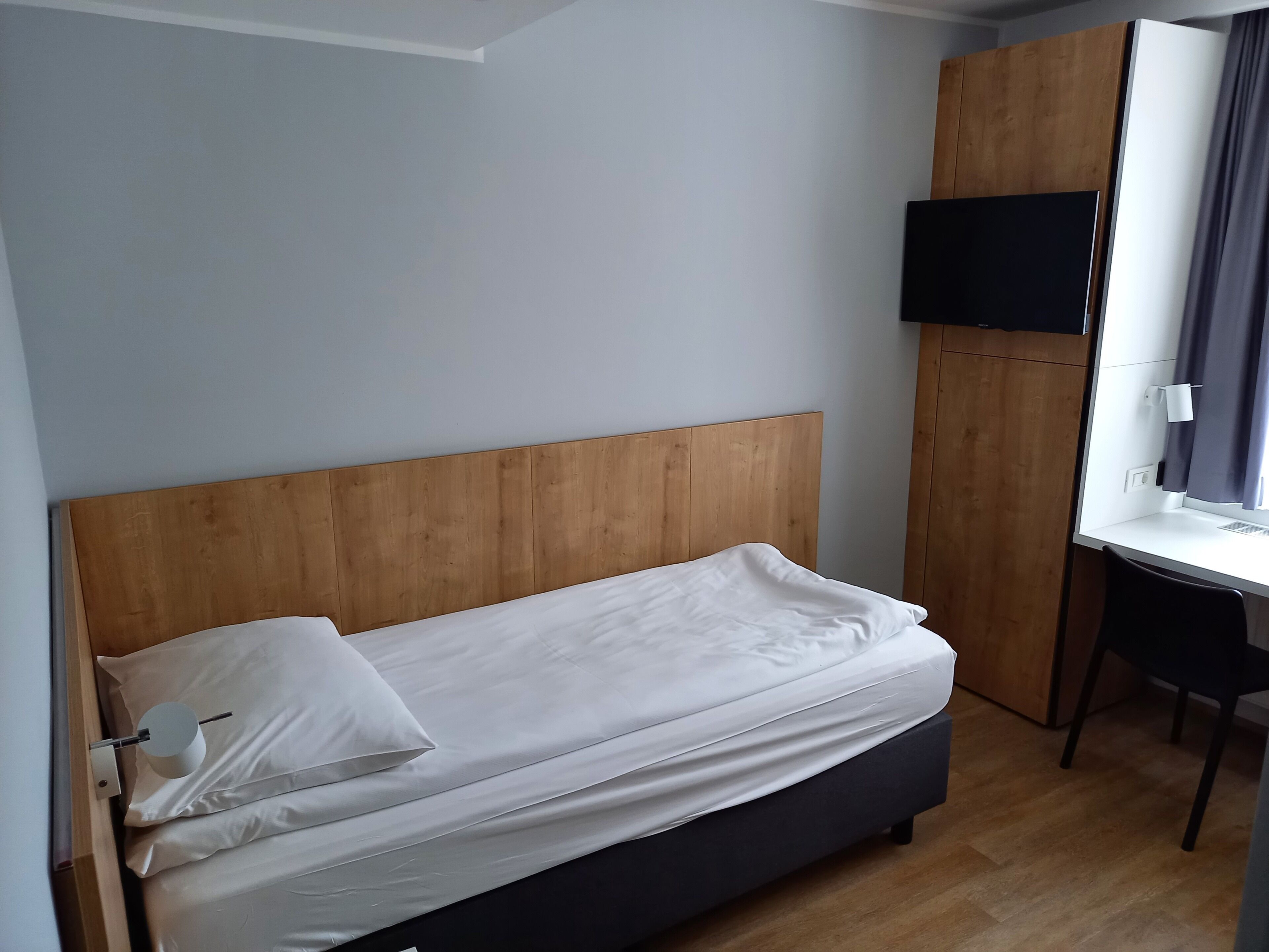 Economy Single Room | Senge med topmadrasser, pengeskab på værelset, skrivebord
