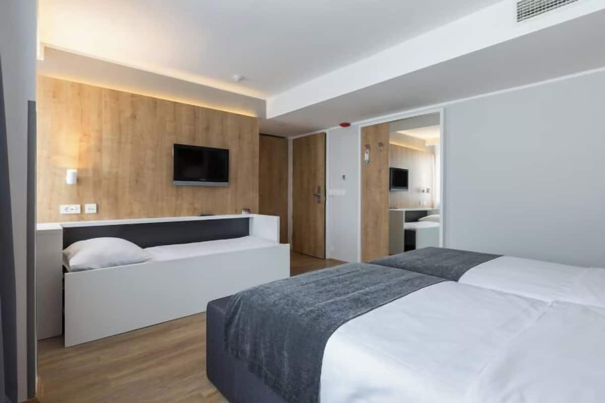Camas con pillow-top, caja de seguridad en la habitación y escritorio