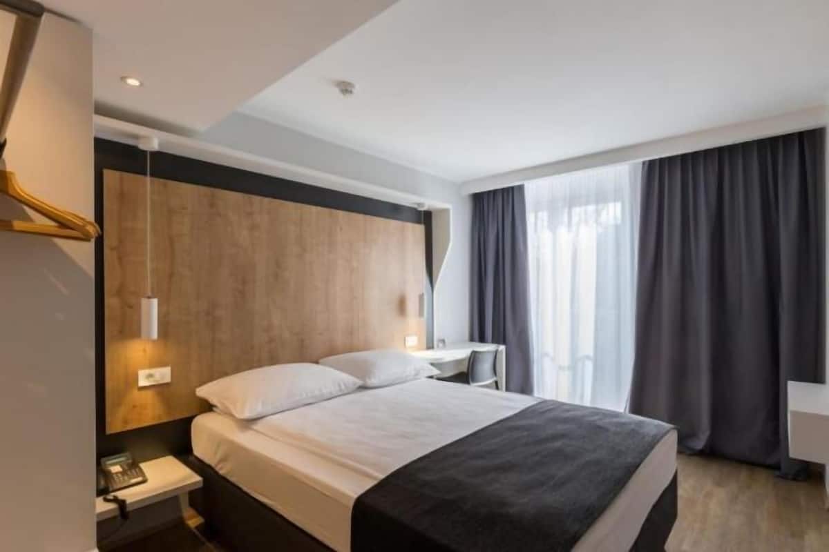 Camas con pillow-top, caja de seguridad en la habitación y escritorio