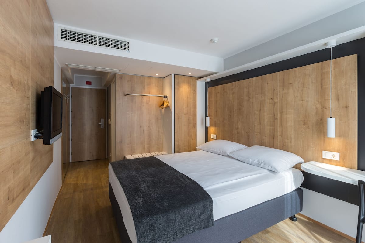 Standard Single Room | Pillow-top beds, in-room safe, desk, laptop workspace