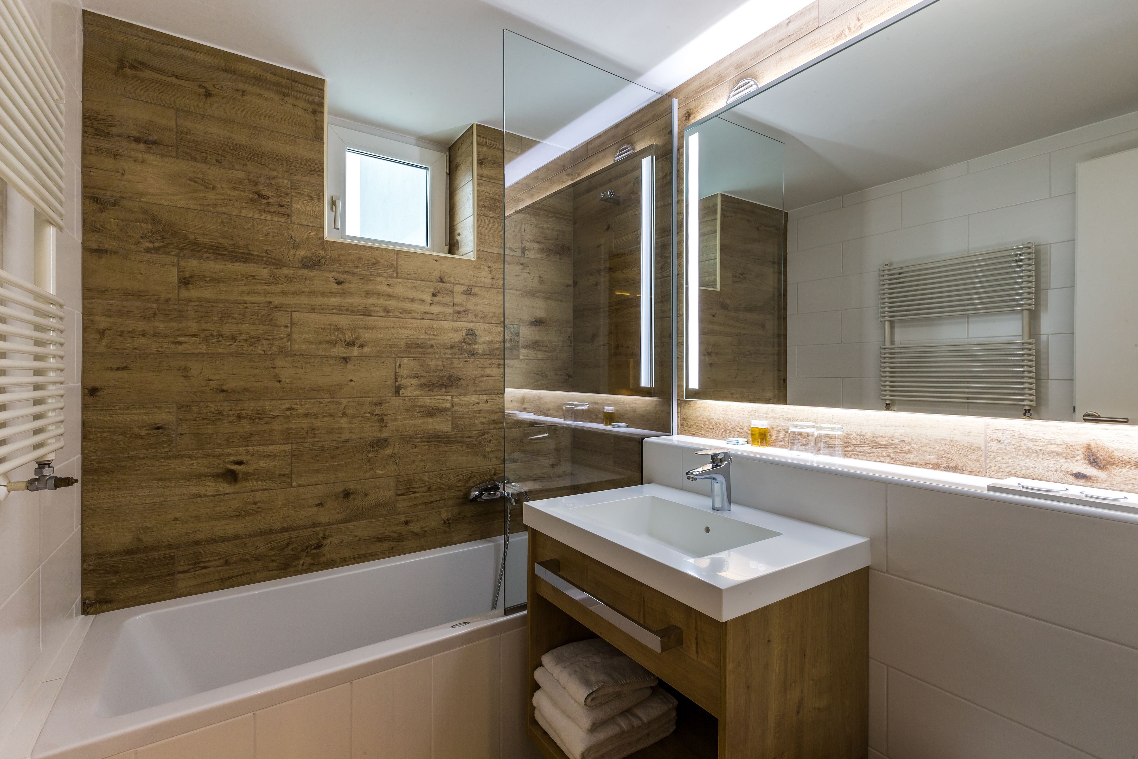 standard room | bathroom | free toiletries, hair dryer, towels