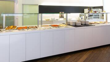 Montaje de bufé con diversas opciones de comida y salsas.