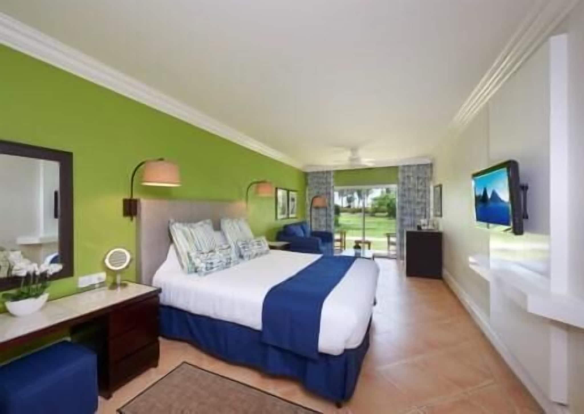 Premium bedding, free minibar, in-room safe, desk