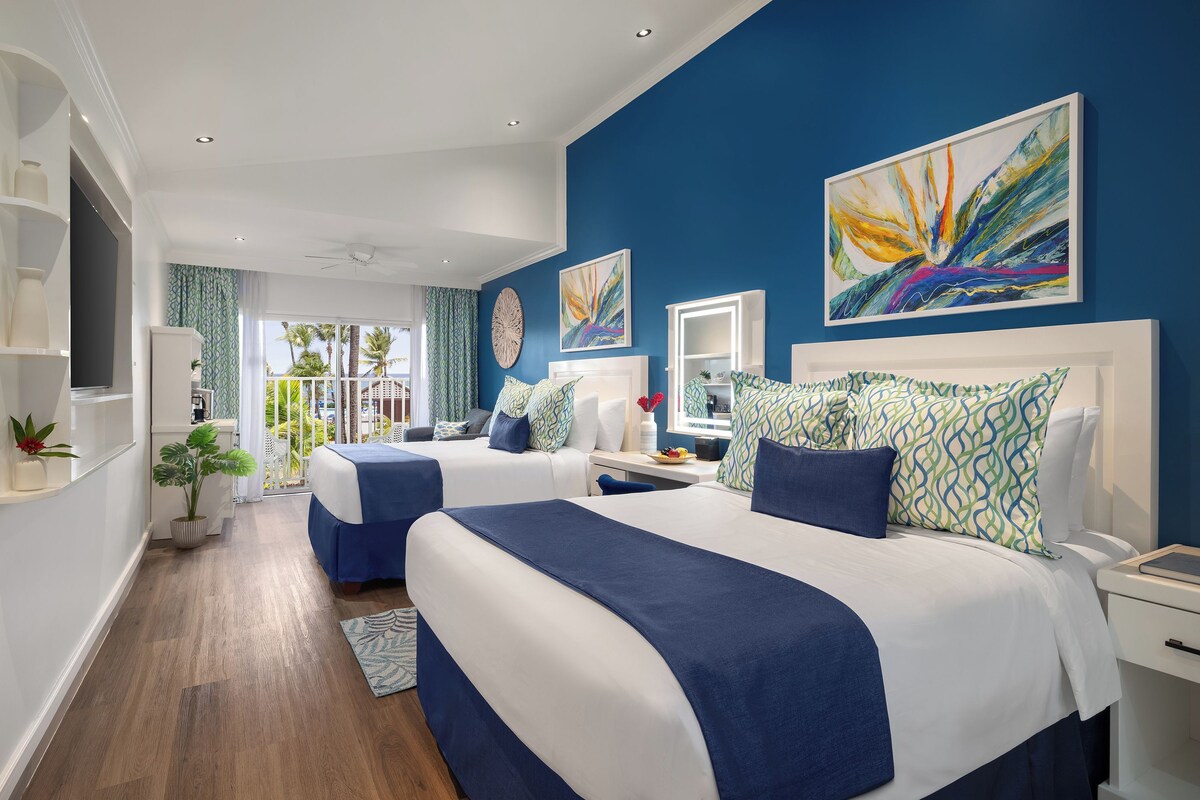Quarto casal | Roupas de cama premium, cofres nos quartos, escrivaninha