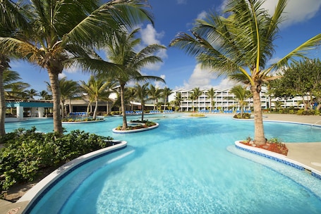 5 outdoor pools, pool umbrellas, sun loungers