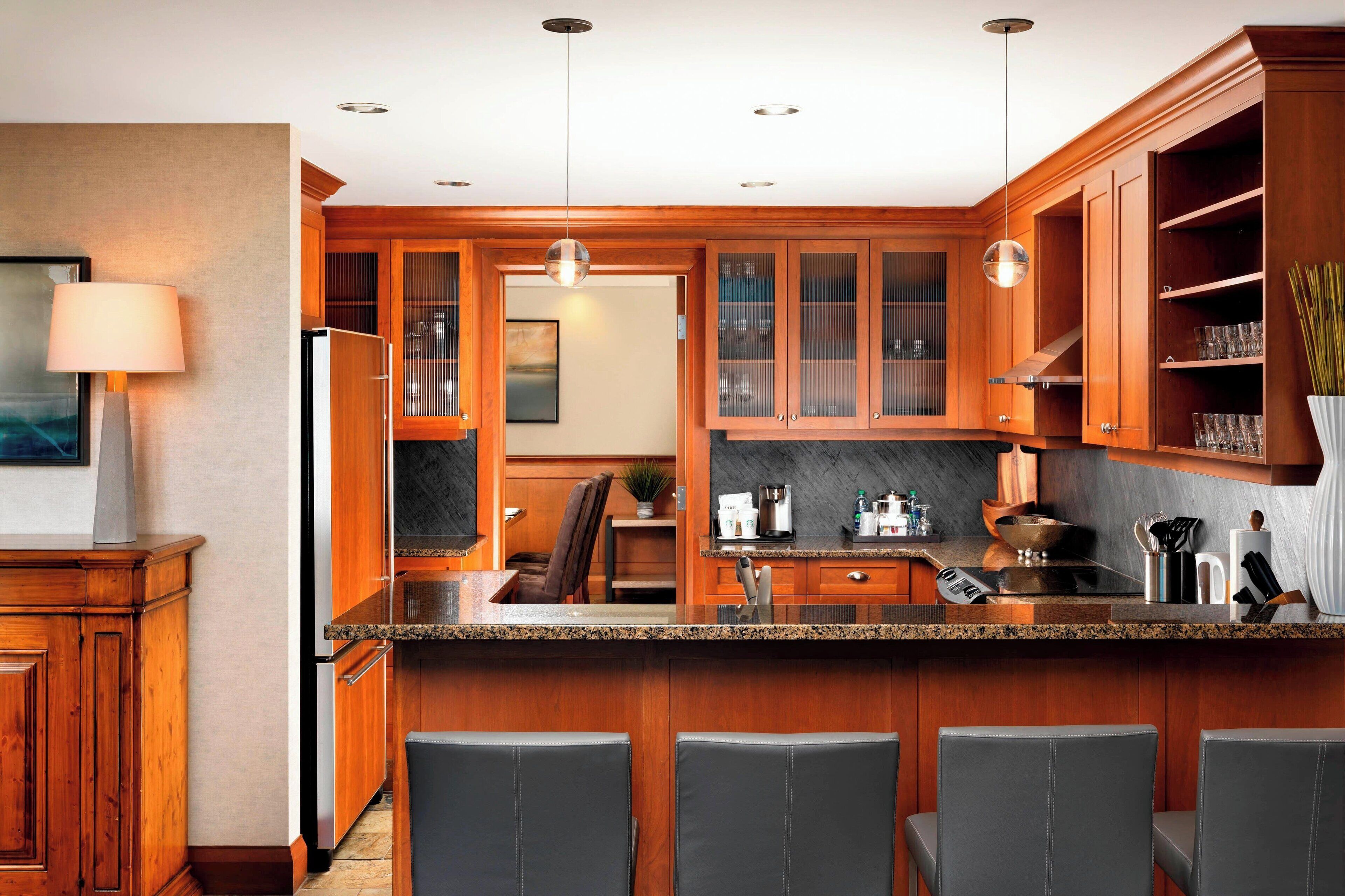 presidential suite, 1 bedroom, golf view | private kitchen | microwave, coffee/tea maker