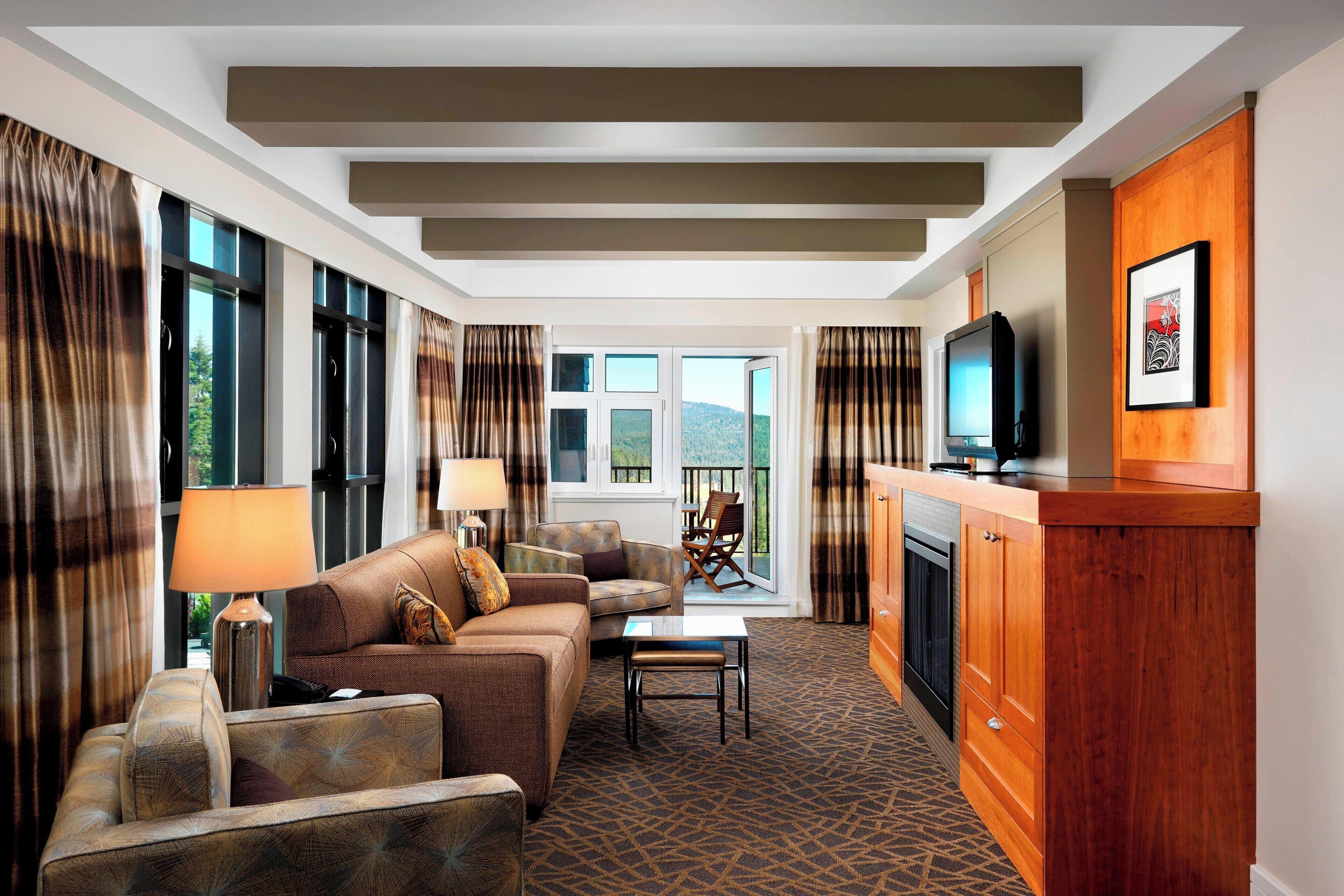 65–tuumainen LCD-televisio, jossa kaapelikanavat