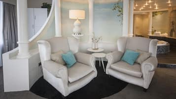 Honeymoon suite | Woonruimte | Een flatscreentelevisie