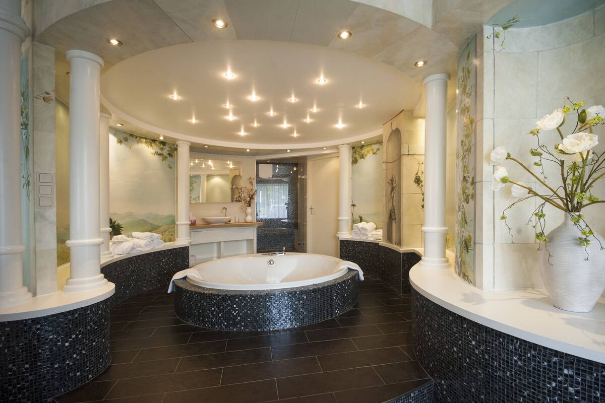 honeymoon suite | bathroom | separate bathtub and shower, free toiletries, hair dryer, towels