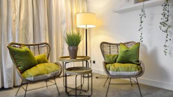 Suite superior | Ropa de cama de alta calidad y caja de seguridad en la habitación