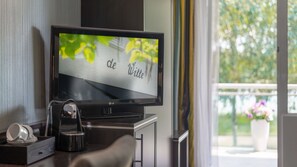 Habitación triple | Ropa de cama de alta calidad y caja de seguridad en la habitación 