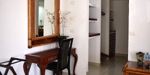 Habitación Confort | Minibar, caja de seguridad en la habitación y cortinas blackout