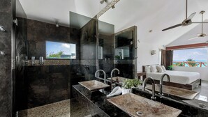 Kamar Single, pemandangan laut sebagian (Cabanas Vision) | Kamar mandi | Shower, pancuran hujan, perlengkapan mandi gratis, dan pengering rambut