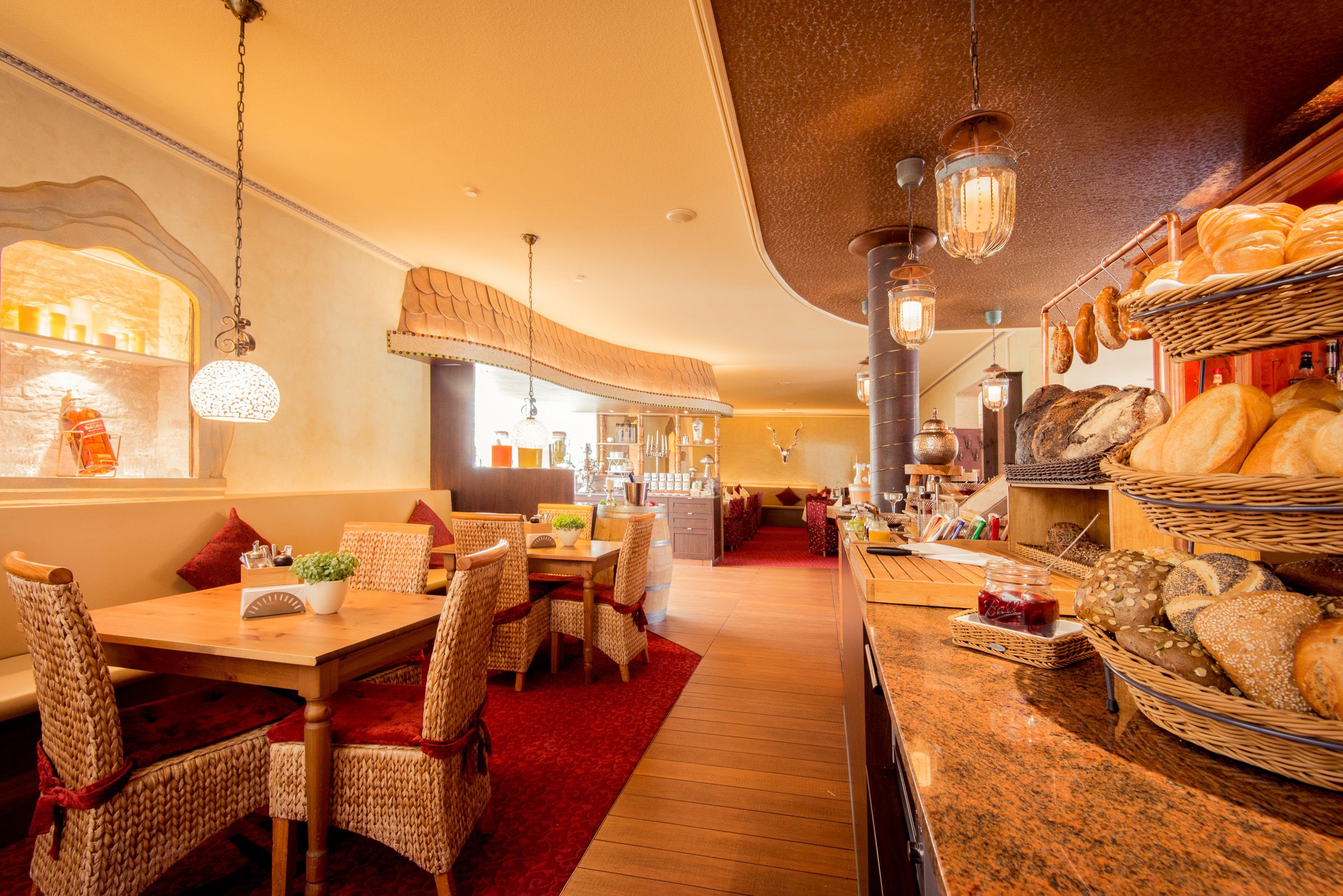 Breakfast and dinner served