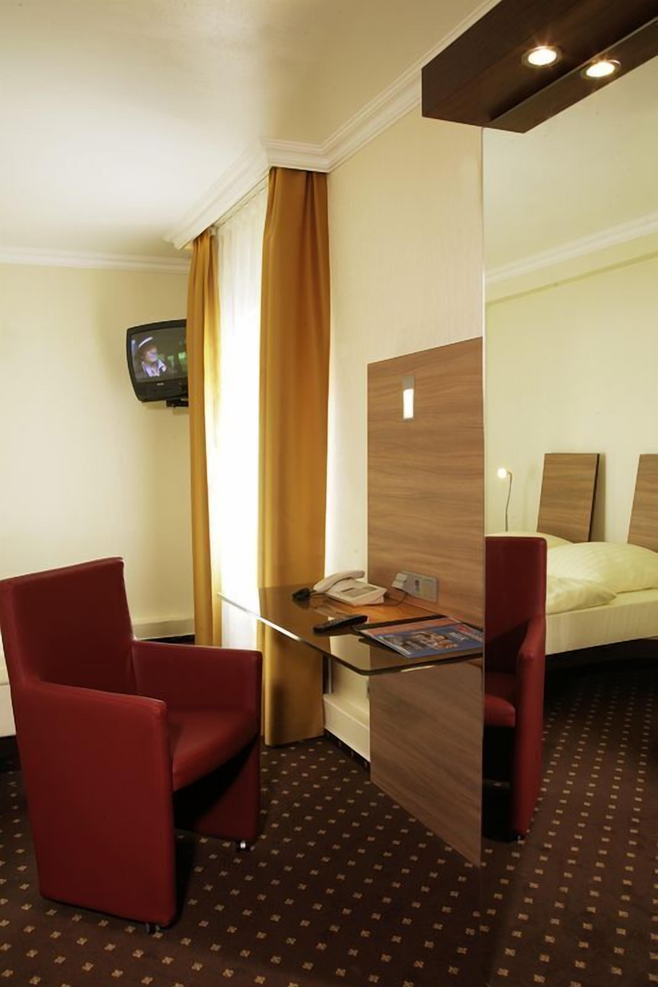 comfort double room | living area | flat-screen tv