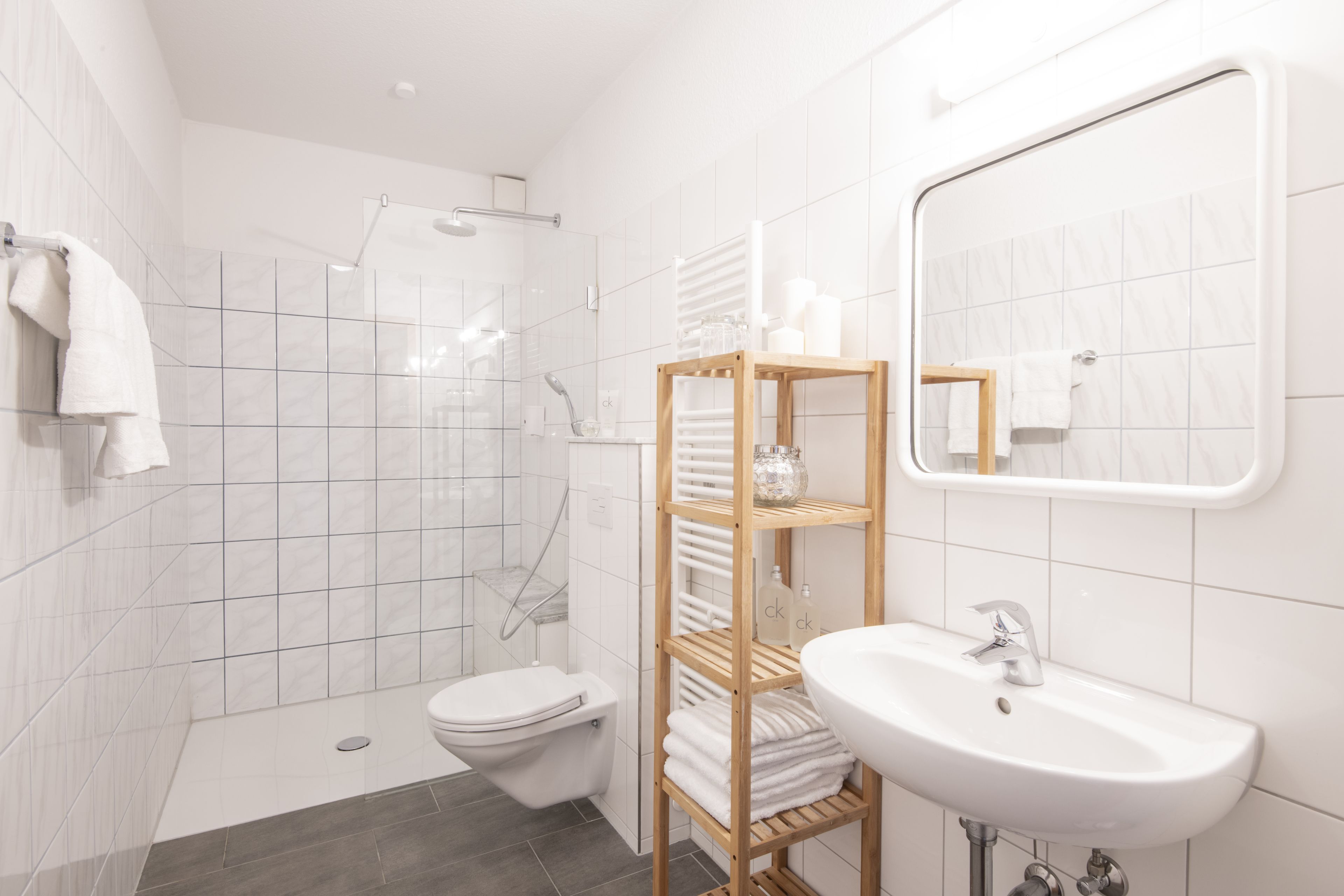 deluxe apartment, 1 bedroom | bathroom shower