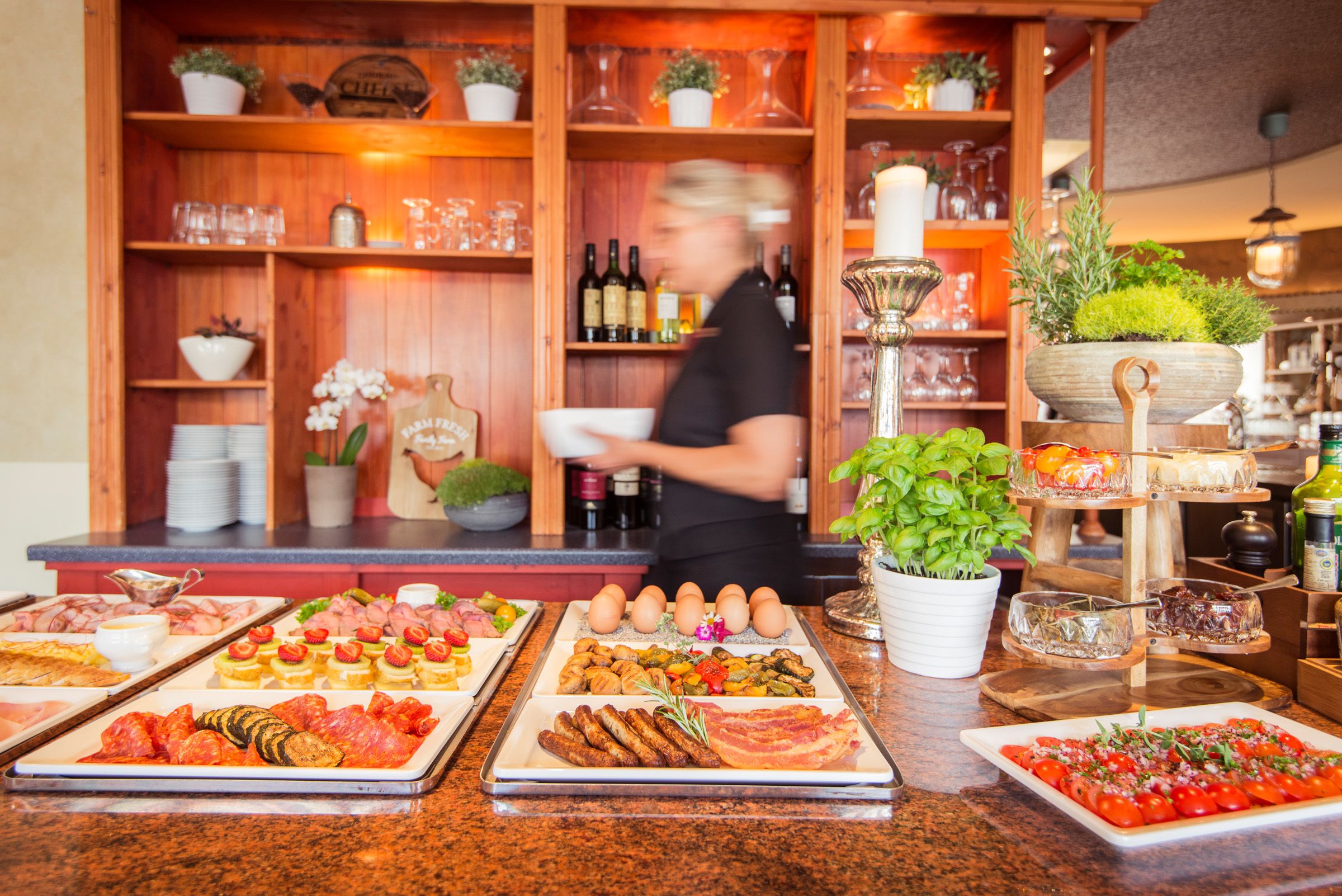 Daily cooked-to-order breakfast (EUR 21 per person)