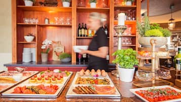 Desayuno a la carta diario (EUR 21 por persona)