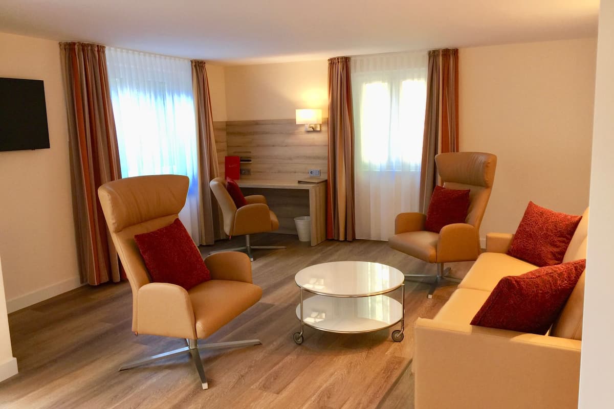 deluxe apartment, 1 bedroom | premium bedding, select comfort beds, in-room safe, desk