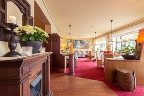 Breakfast and dinner served - Hotel Wegner - The Culinary Art Hotel (Langenhagen)